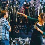 Commessa che indica un modello di bici all'acquirente