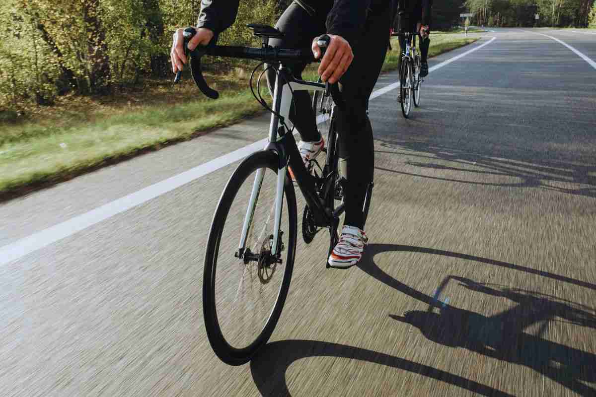 Due persone che si allenano in bici
