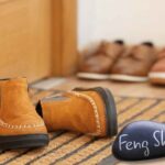 scarpe da uomo davanti alla porta