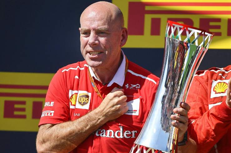 Il dirigente Ferrari Jock Clear che alza un trofeo durante la cerimonia di premiazione