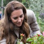 Kate Middleton che pianta dei fiori