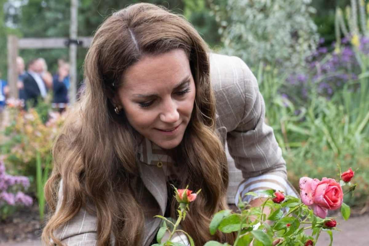 Kate Middleton che pianta dei fiori