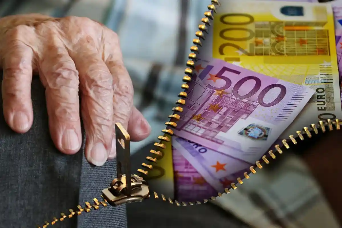 mano di persona anziana e soldi