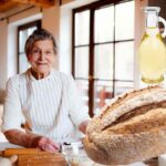Nonna in cucina con pane e aceto
