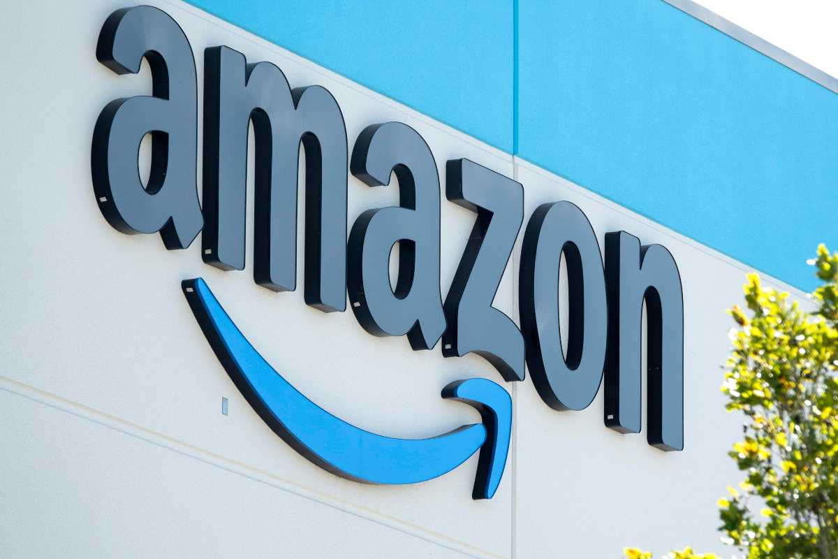 Amazon logo insegna
