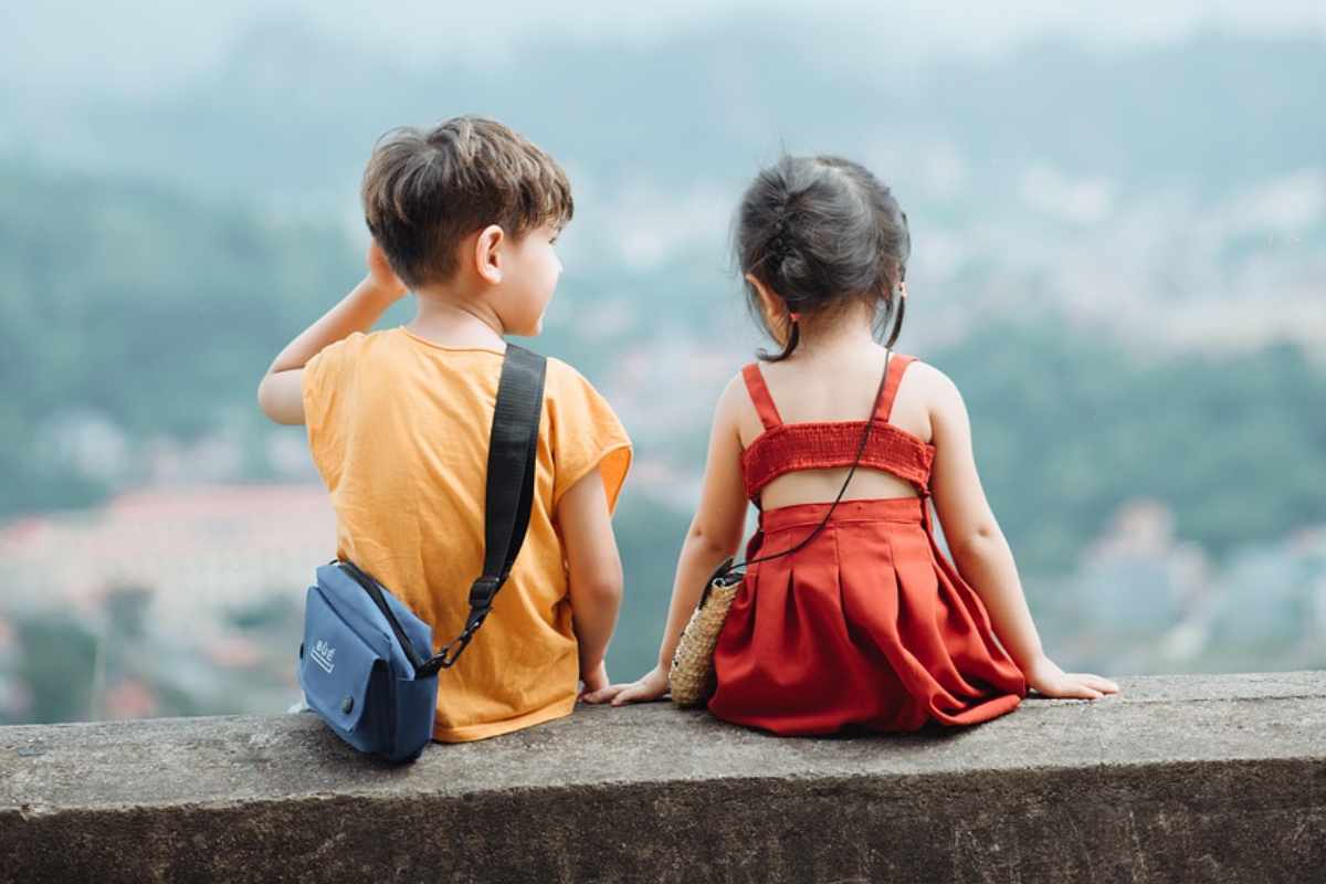 due bambini seduti
