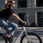 donna in bicicletta
