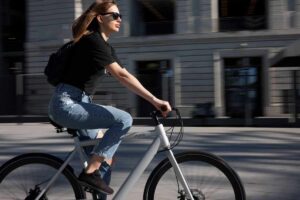 donna in bicicletta