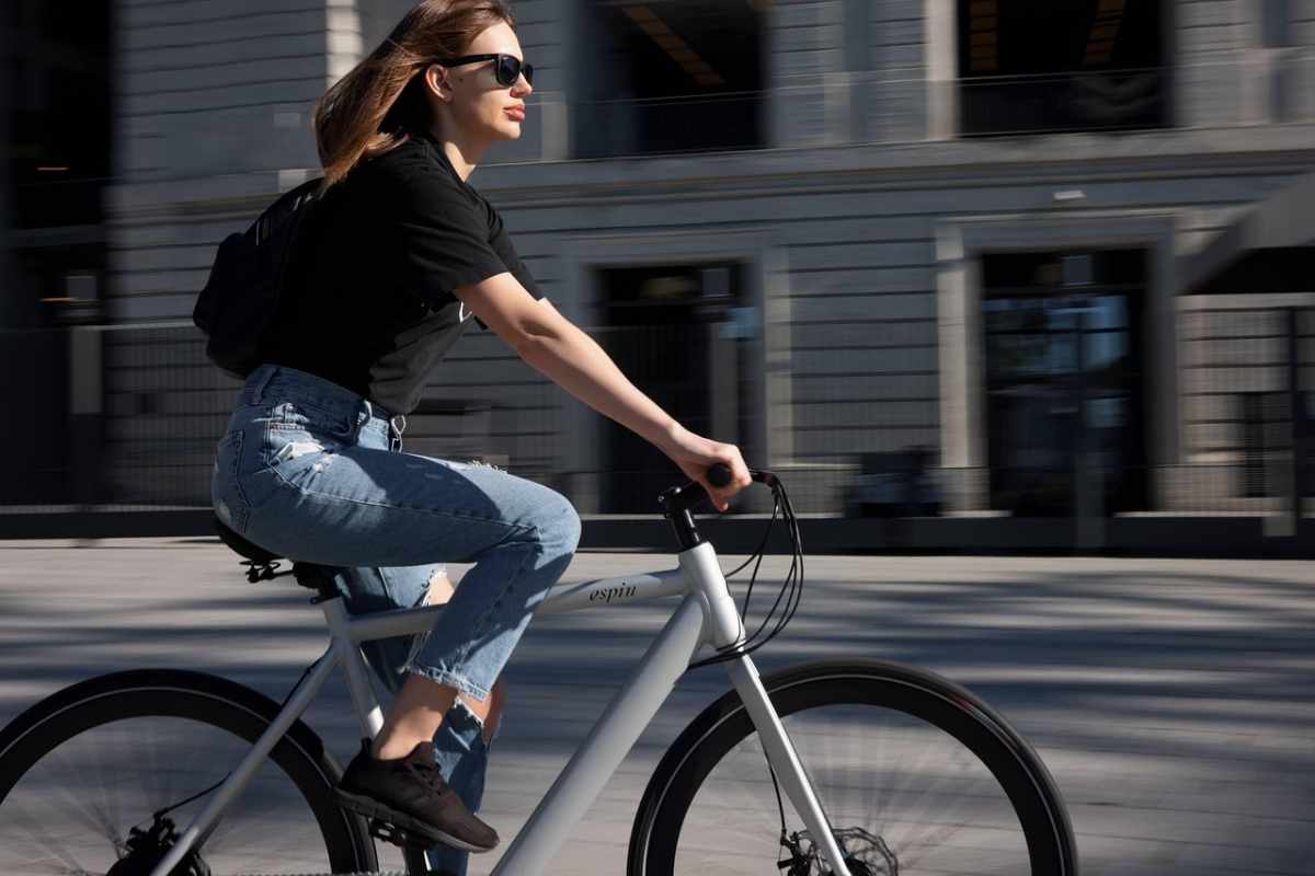 donna in bicicletta