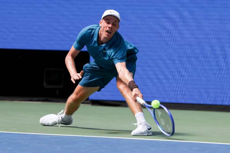tennista colpisce pallina
