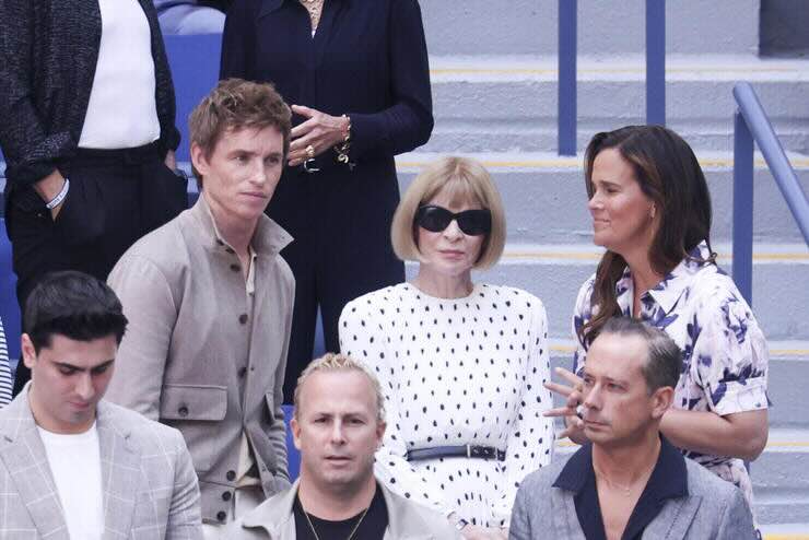 Anna Wintour e altri personaggi sugli spalti