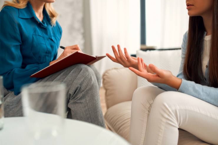 donne che discutono psicologo