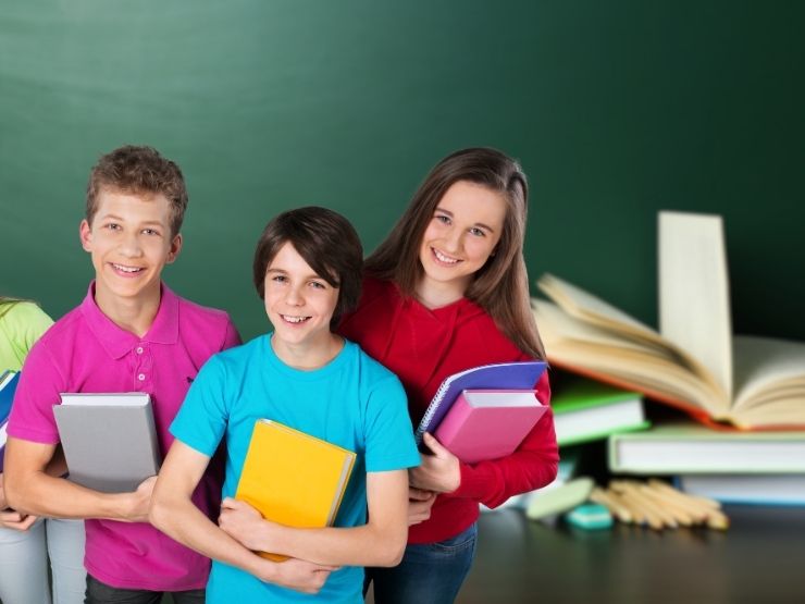 studenti felici con libri in mano