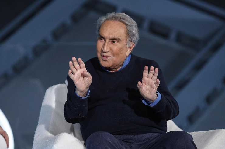 emilio fede alza le mani