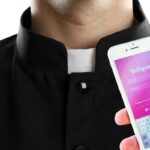un prete e uno smartphone con instagram