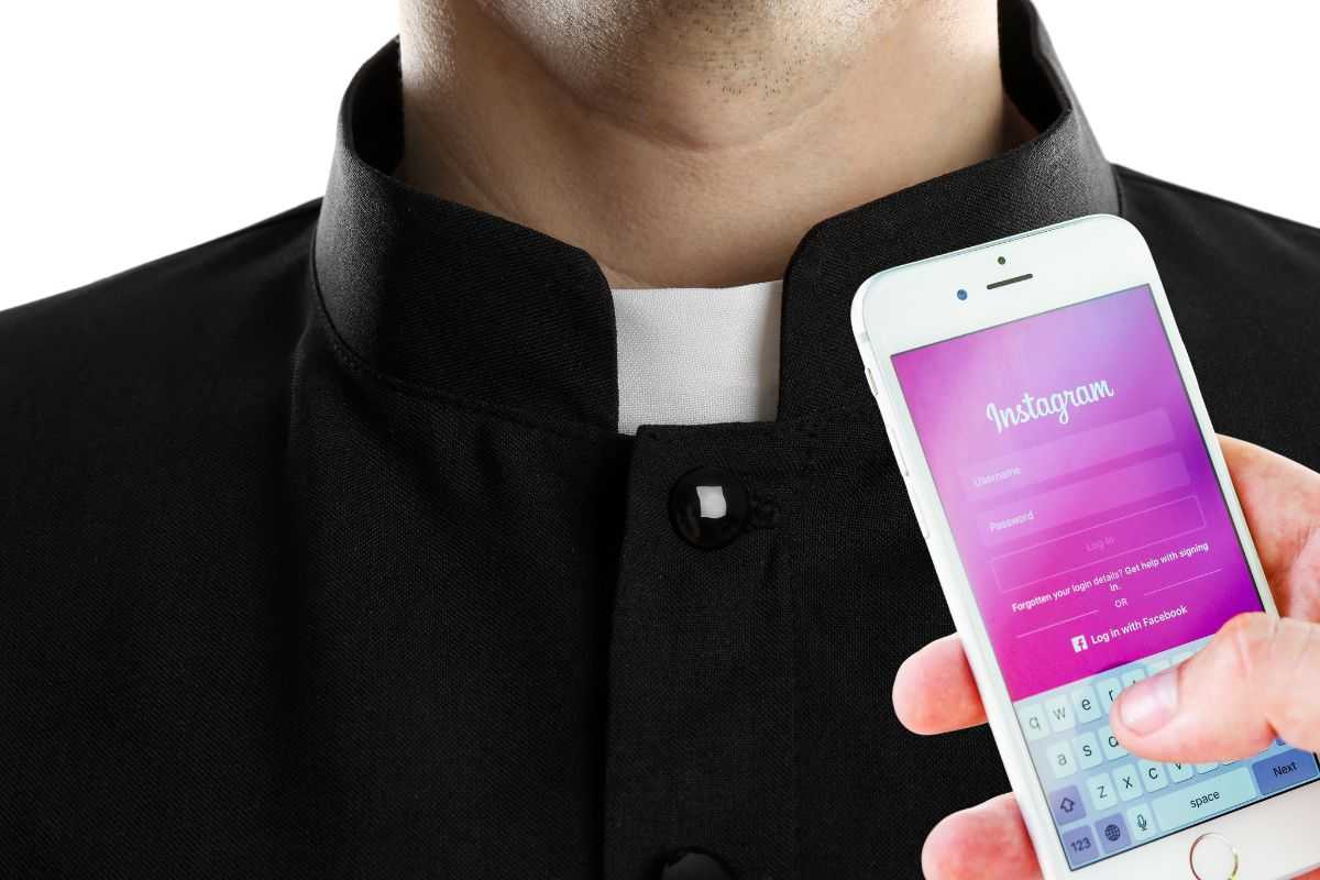 un prete e uno smartphone con instagram