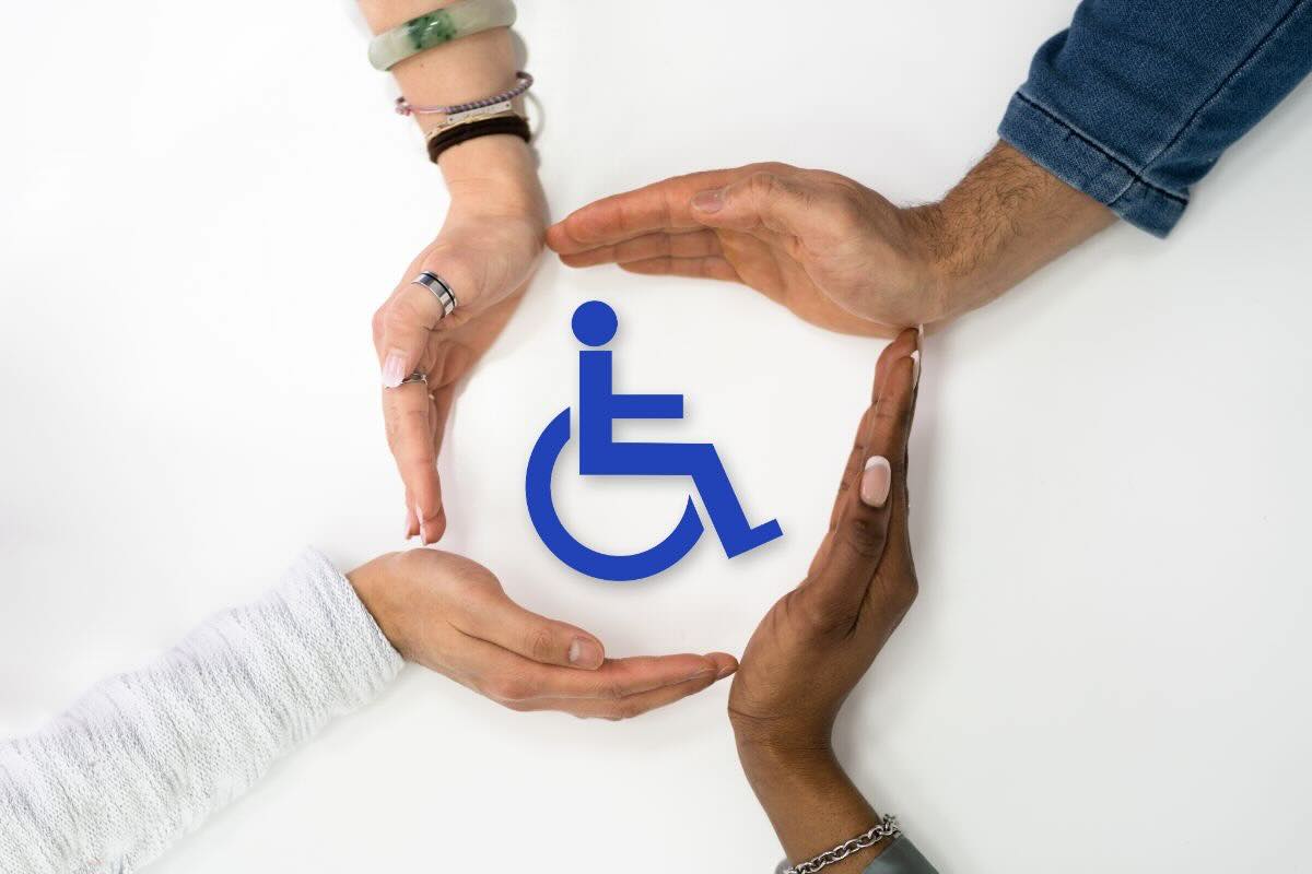 Mani attorno a simbolo disabilità