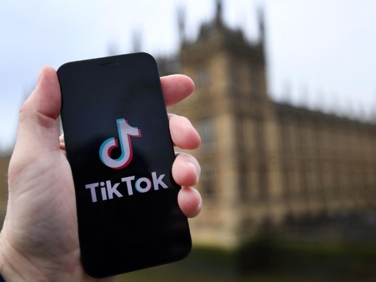 cellulare con tik tok aperto