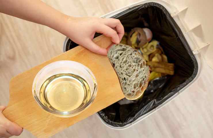 persona getta nel cestino pane e aceto