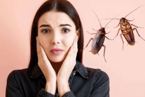 Donna preoccupata per gli scarafaggi