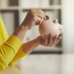 persona che usa salvadanaio per soldi