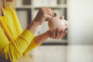 persona che usa salvadanaio per soldi