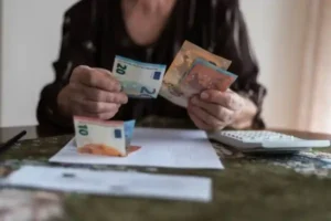 persona che conta soldi