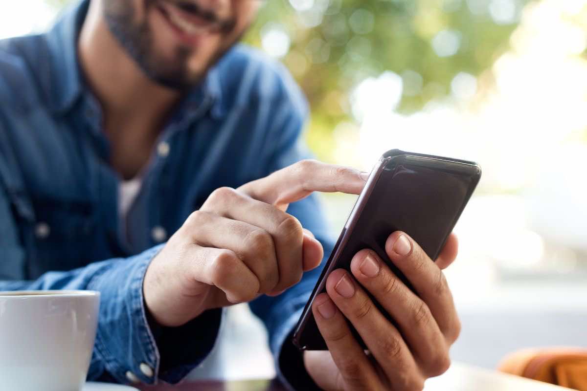 ragazzo con smartphone