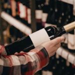 Perché le bottiglie di vino hanno il fondo “a buco”? La verità tra fisica, tradizione e sostenibilità