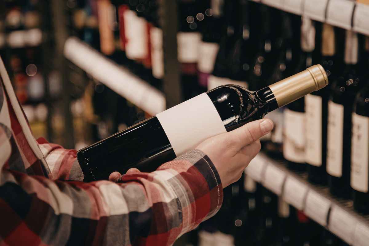 Perché le bottiglie di vino hanno il fondo “a buco”? La verità tra fisica, tradizione e sostenibilità